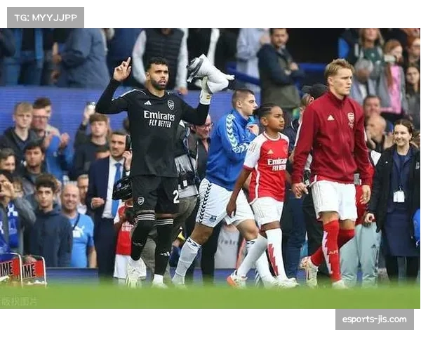 争议瞬间:埃弗顿进球被吹,VAR划线图显示进攻球员肩部越位